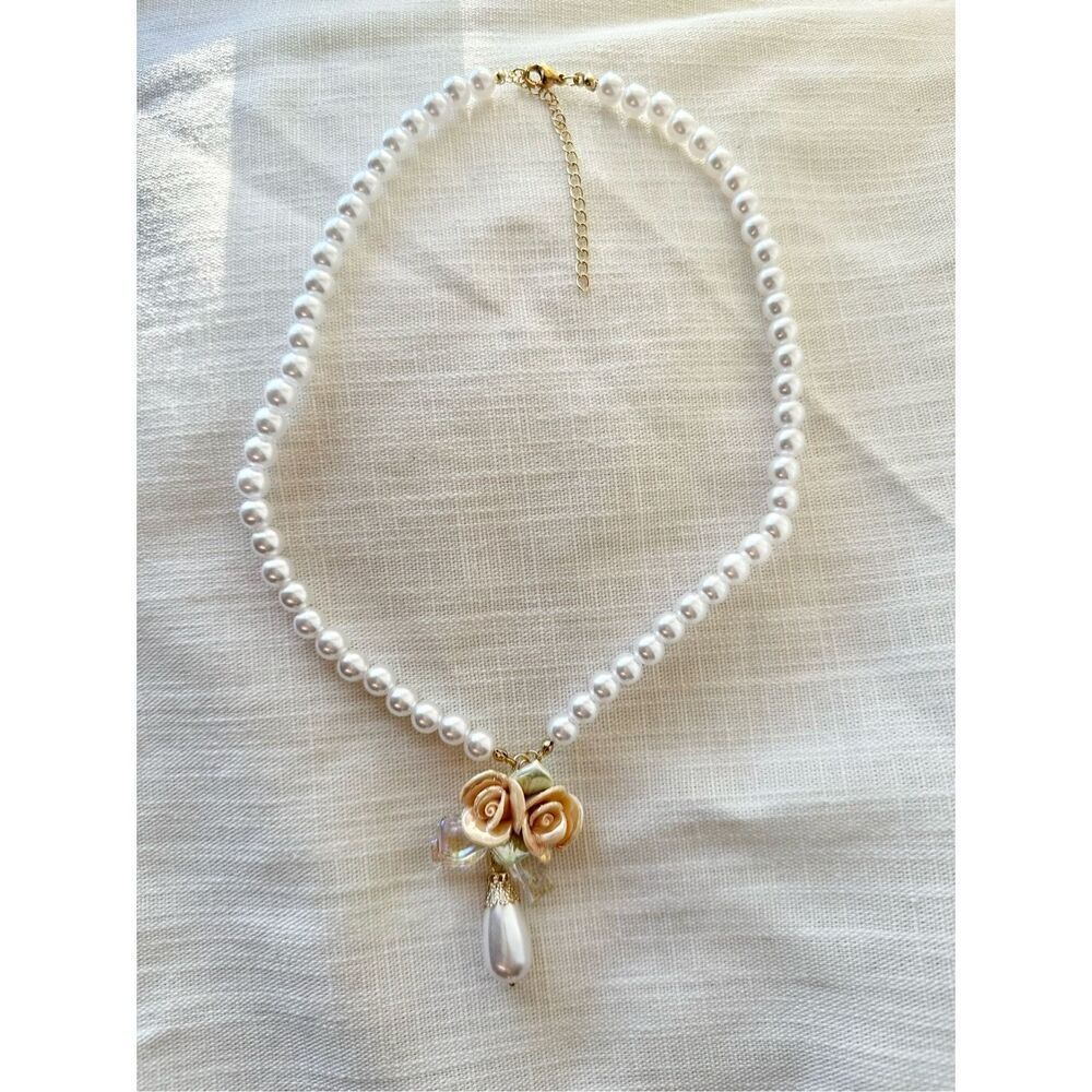 Princess pearlescent rose and pearl statement necklace - Picture 6 of 6